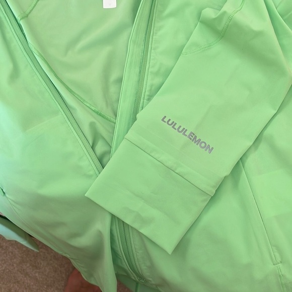 Lululemon Mist Over Windbreaker Size 8 - Picture 13 of 16